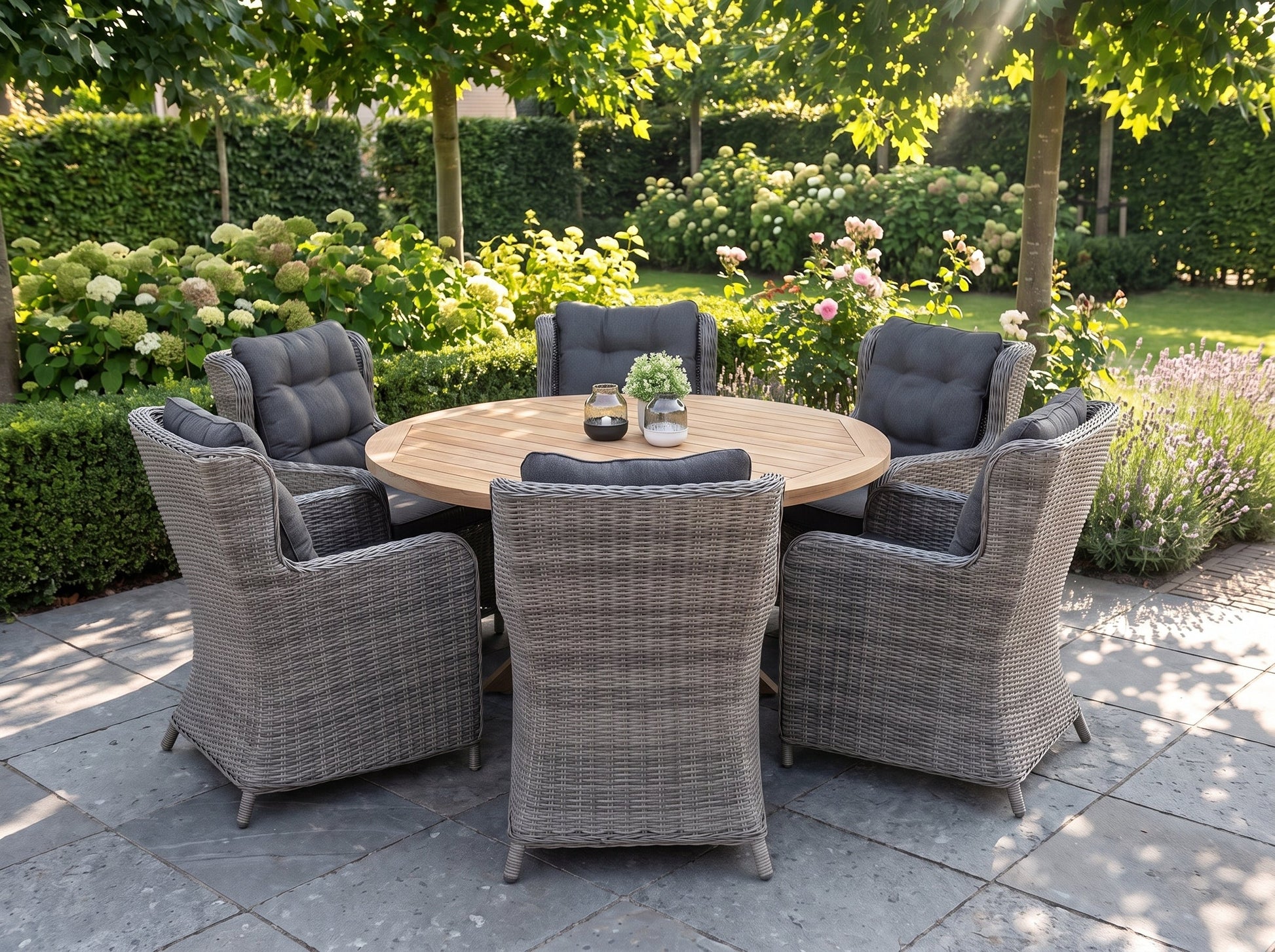 Surakarta-Delano Tuinset 6 Personen - Teak / Natural Grey in een sfeervolle tuin - Outnest tuinmeubelen