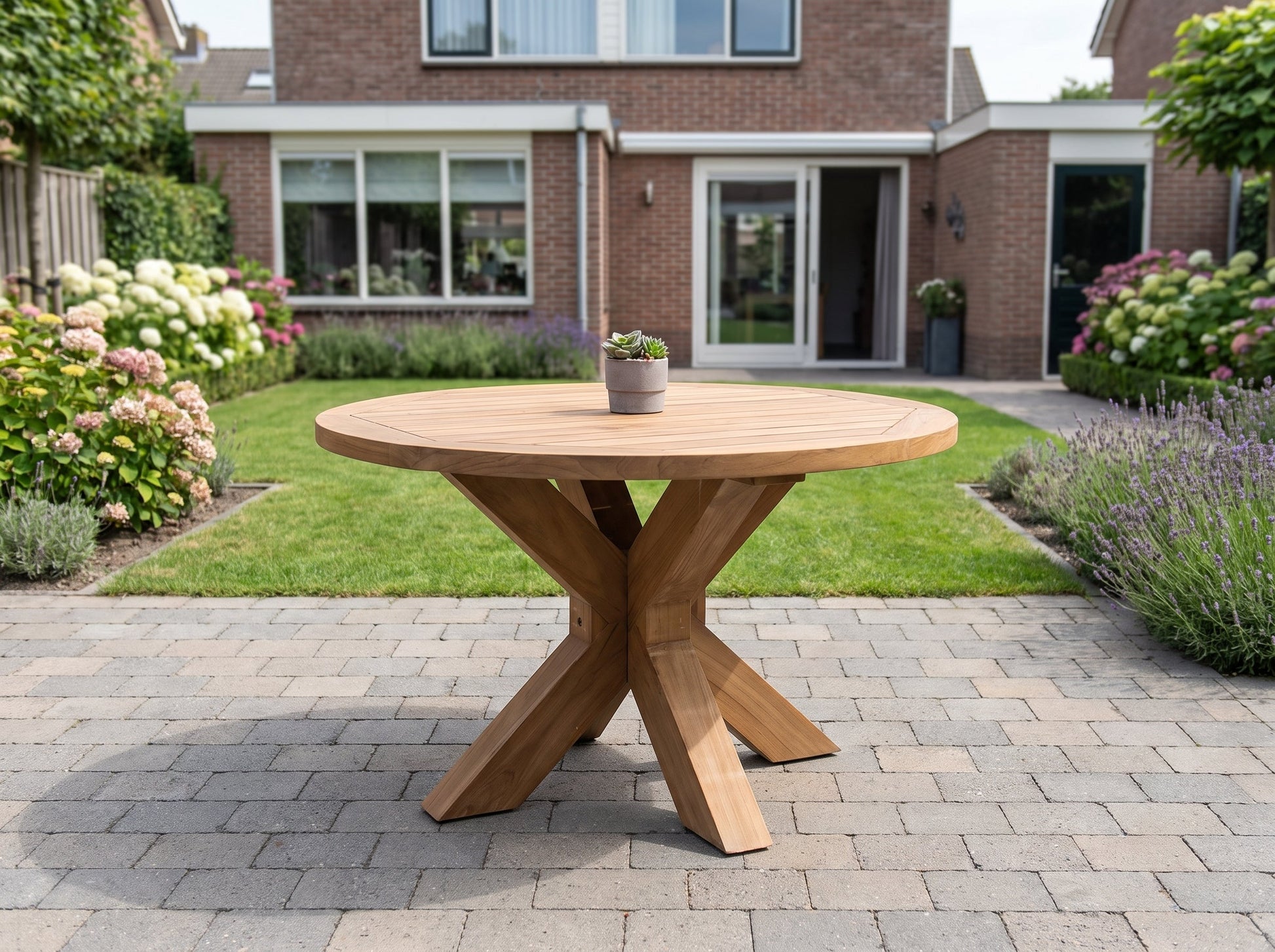 Surakarta Ronde Tuintafel 120 cm in een sfeervolle tuin - Outnest tuinmeubelen