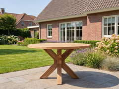 Surakarta Ronde Tuintafel Teak 150 cm in een sfeervolle tuin - Outnest tuinmeubelen