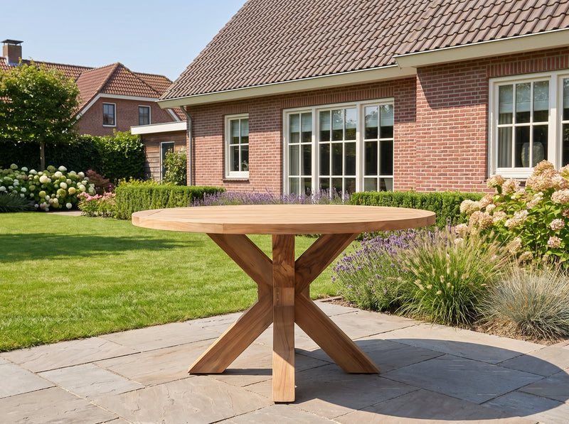 Surakarta Ronde Tuintafel Teak 150 cm in een sfeervolle tuin - Outnest tuinmeubelen
