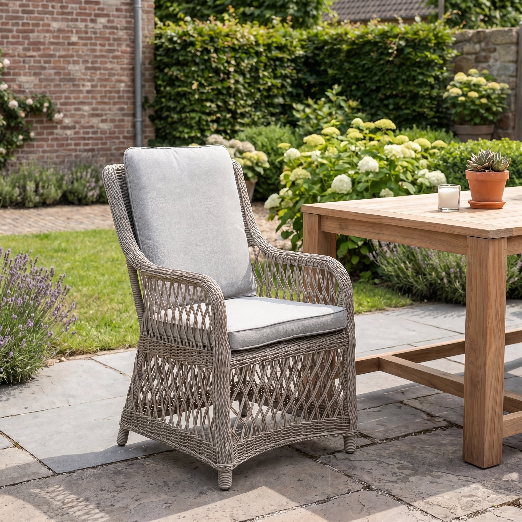Toscane Tuinstoel | Dining - Faded Sand in een sfeervolle tuin - Outnest tuinmeubelen