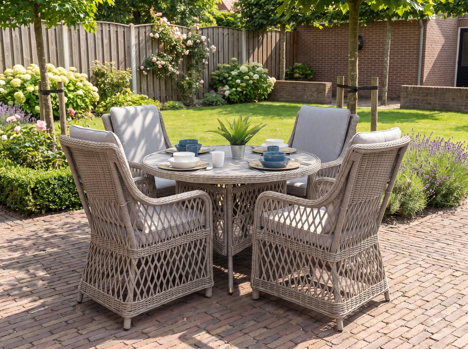 Toscane Tuinset 4 Personen - Keramisch blad / Faded Sand Brown in een sfeervolle tuin - Outnest tuinmeubelen