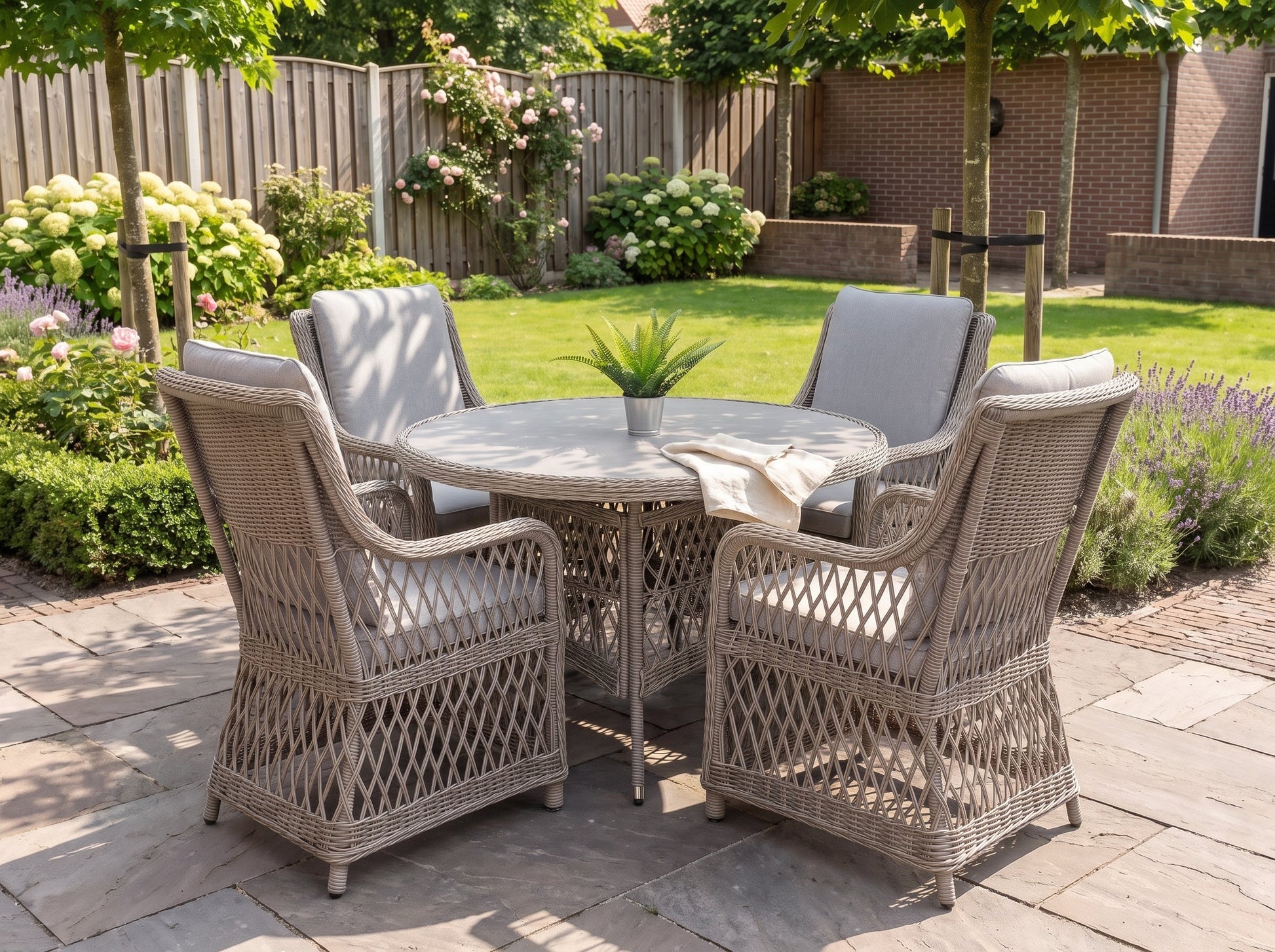 Toscane Tuinset 4 Personen - Keramisch blad / Faded Sand Brown in een sfeervolle tuin - Outnest tuinmeubelen