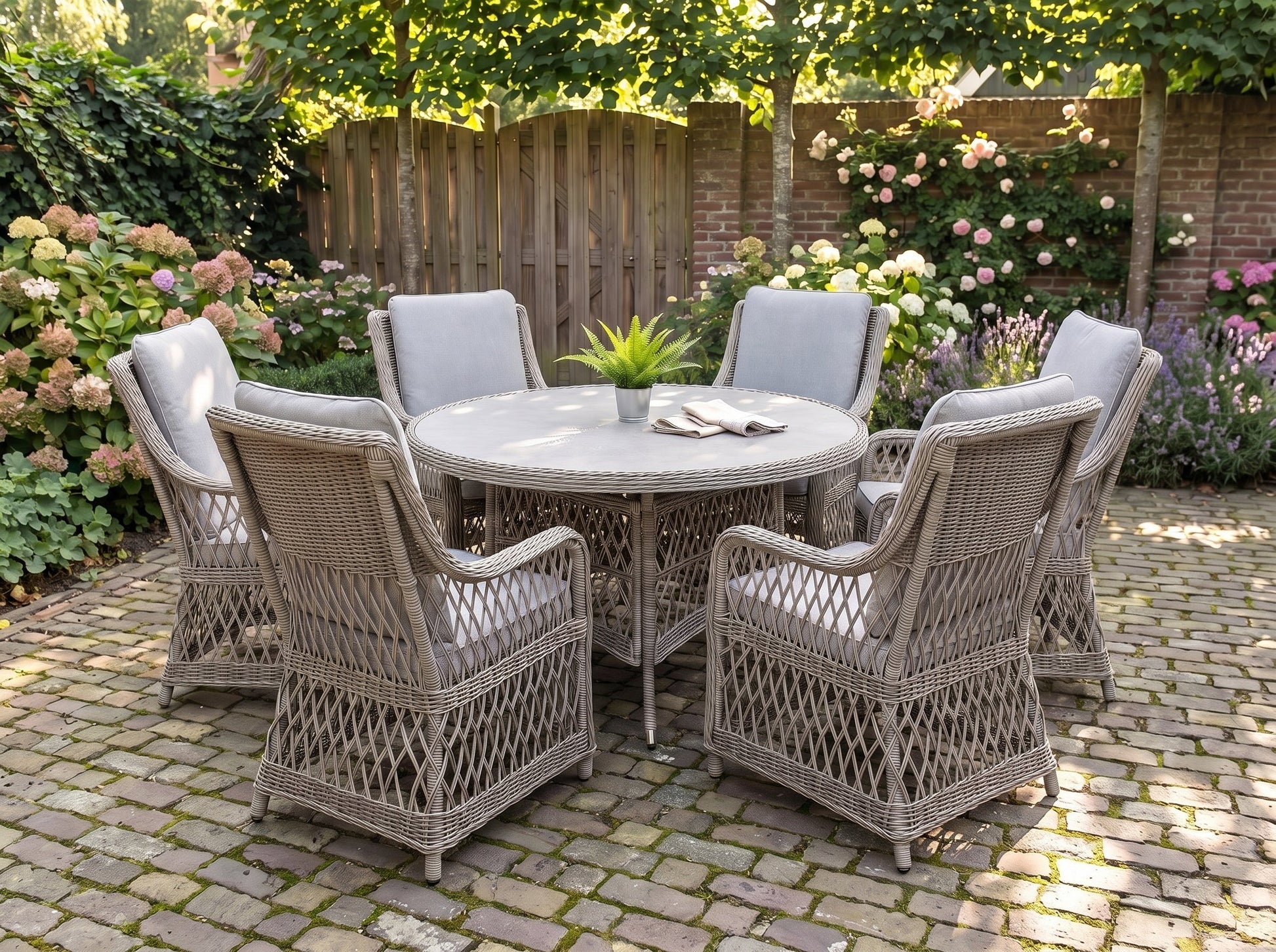 Toscane-Tuinset 6 Personen - Keramisch blad / Faded Sand Brown in een sfeervolle tuin - Outnest tuinmeubelen