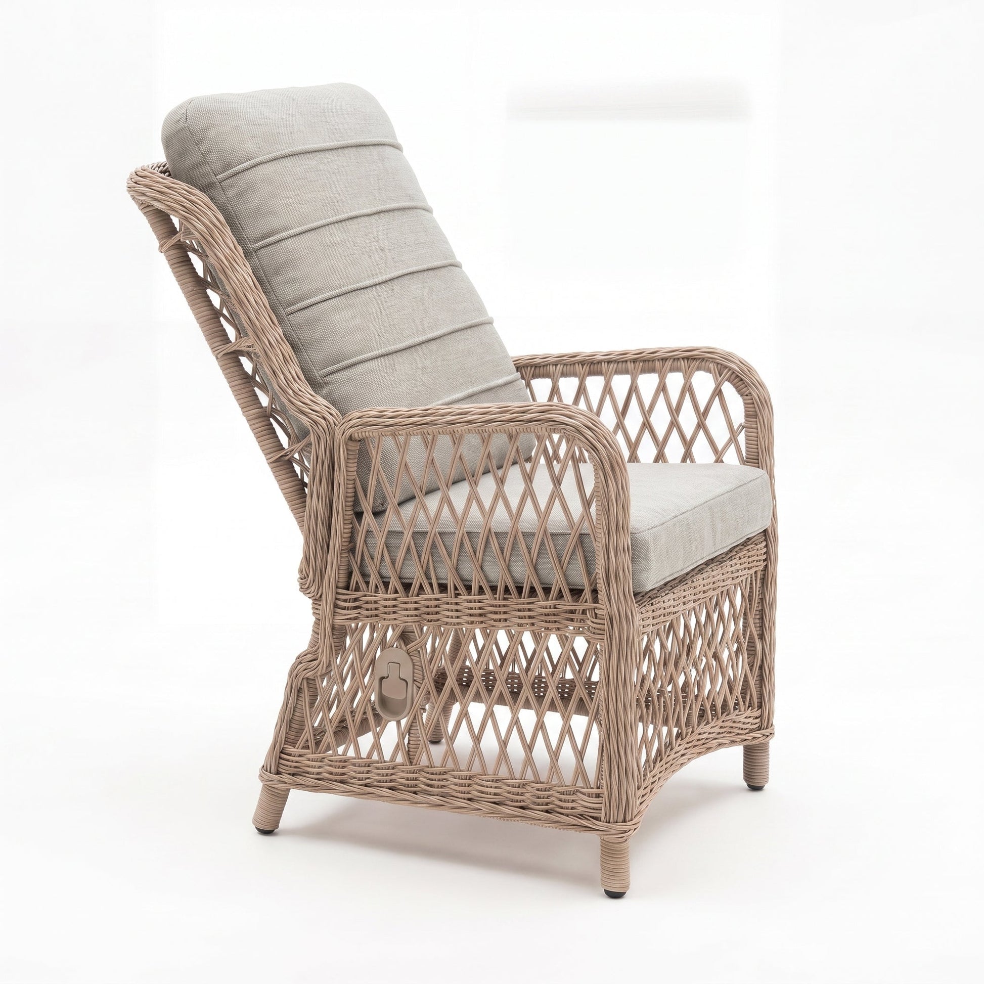 Toscane Verstelbare Tuinstoel | Dining - Faded Sand Brown in een sfeervolle tuin - Outnest tuinmeubelen
