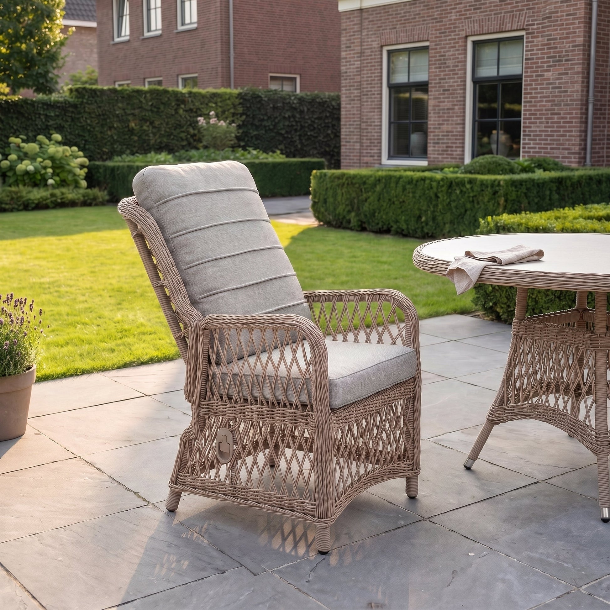 Toscane Verstelbare Tuinstoel | Dining - Faded Sand Brown in een sfeervolle tuin - Outnest tuinmeubelen