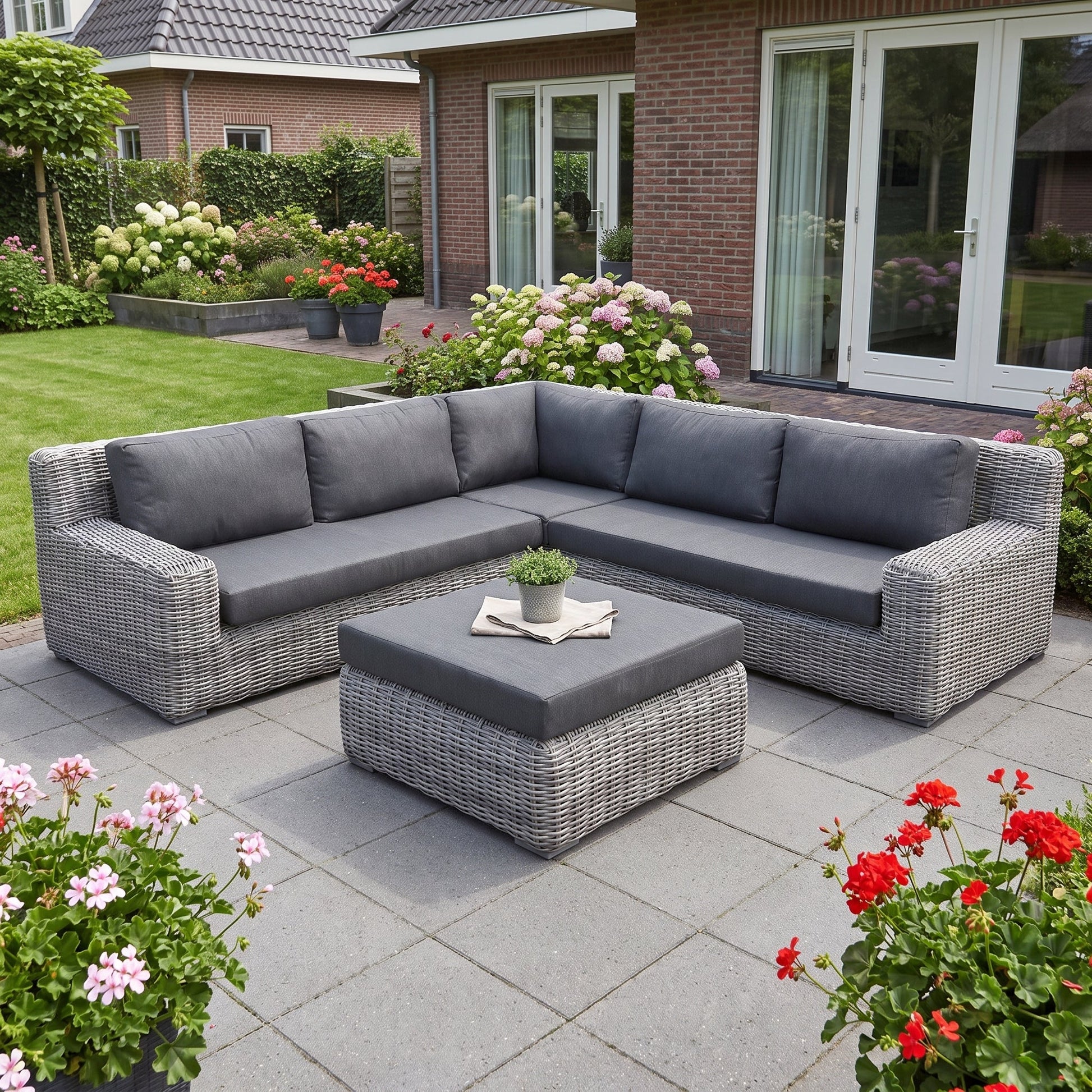 Vallemara Hoek Loungeset - Faded Grey in een sfeervolle tuin - Outnest tuinmeubelen