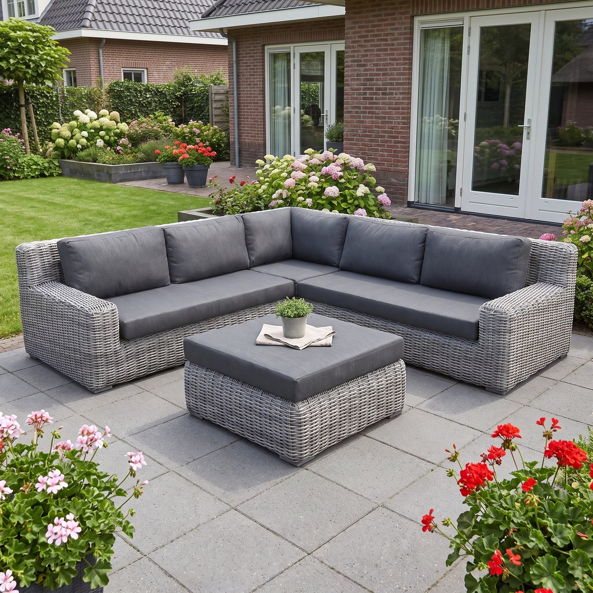 Vallemara Hoek Loungeset - Faded Grey in een sfeervolle tuin - Outnest tuinmeubelen