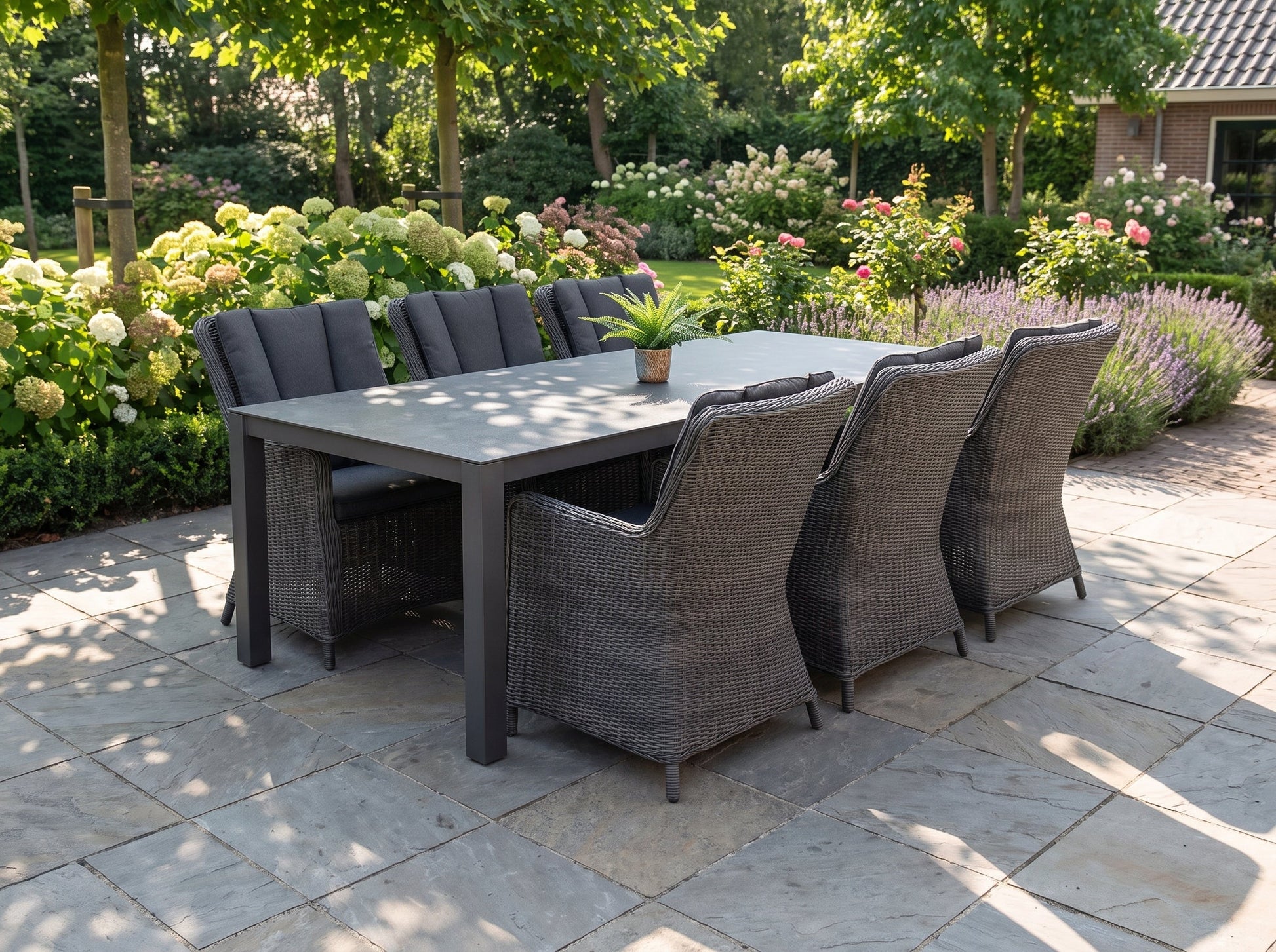 Veneto-Avalon Tuinset 6 Personen - Keramisch blad / Rock Grey in een sfeervolle tuin - Outnest tuinmeubelen