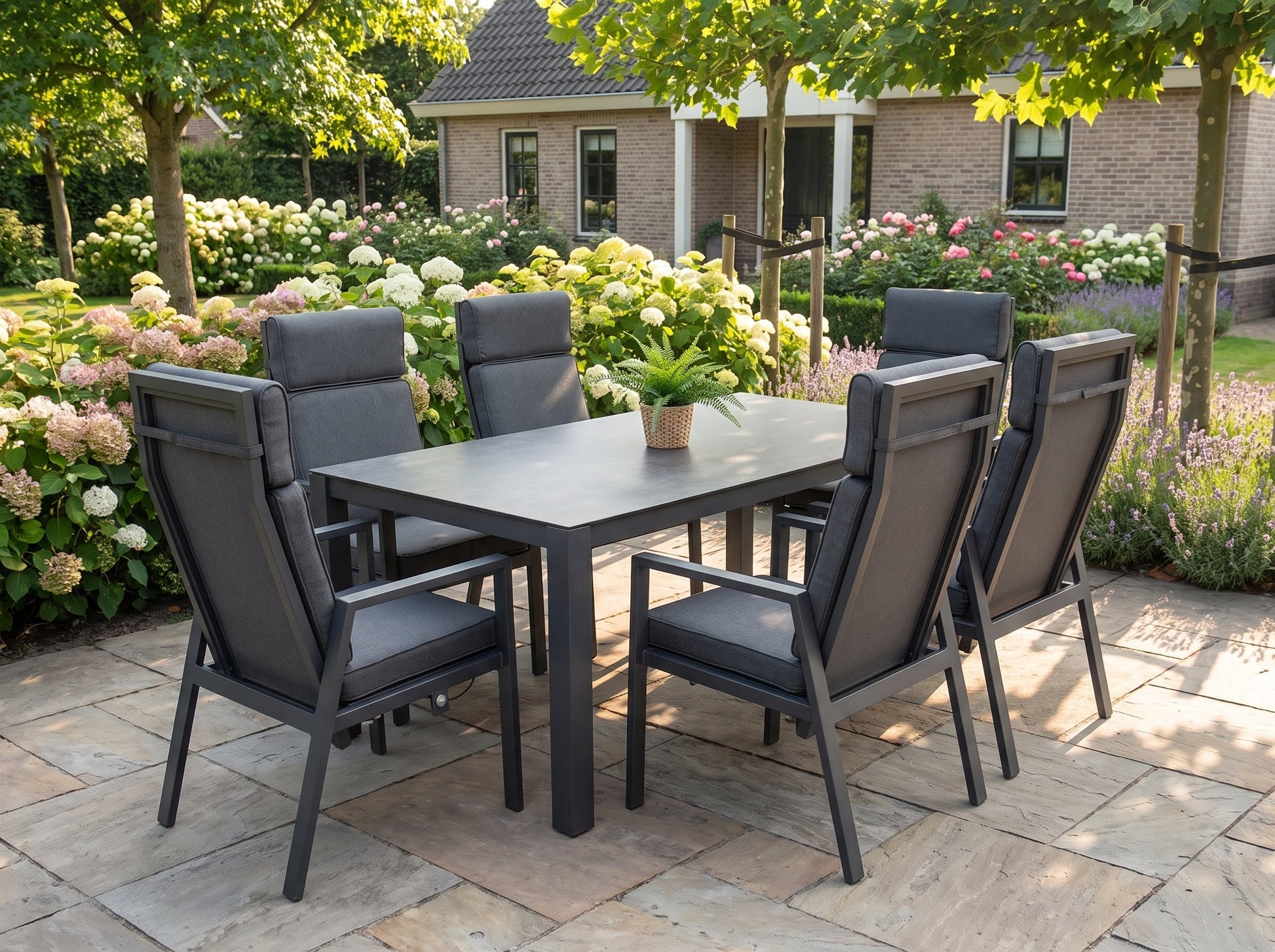 Veneto-Birmingham Verstelbare Tuinset 6 Personen - Keramisch blad / Dark Grey in een sfeervolle tuin - Outnest tuinmeubelen