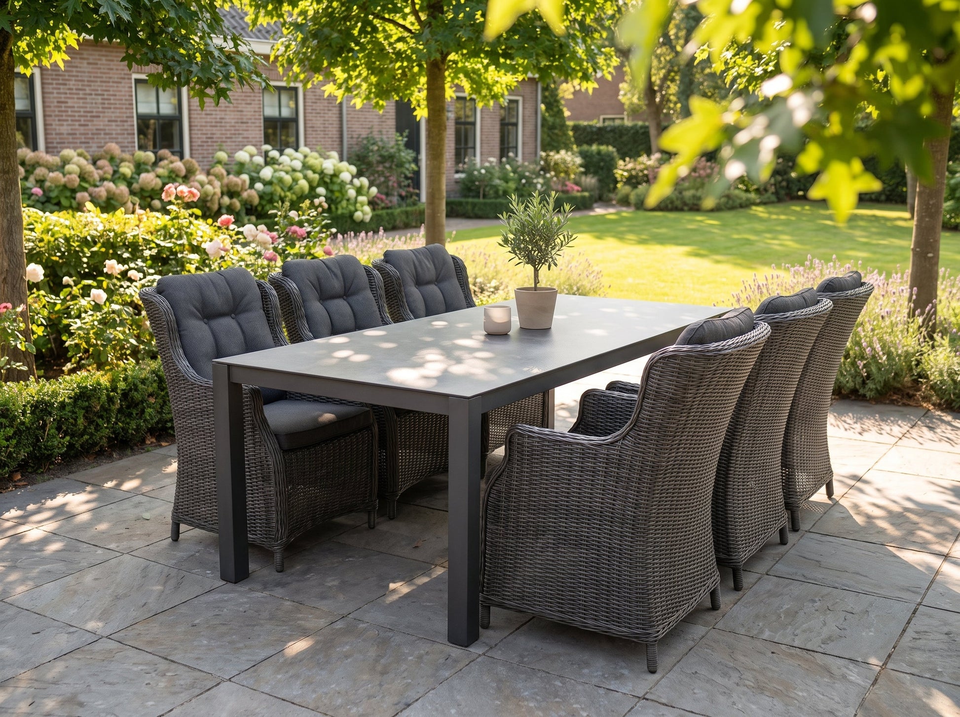 Veneto-Darwin Tuinset 6 Personen - Keramisch blad / Rock Grey in een sfeervolle tuin - Outnest tuinmeubelen