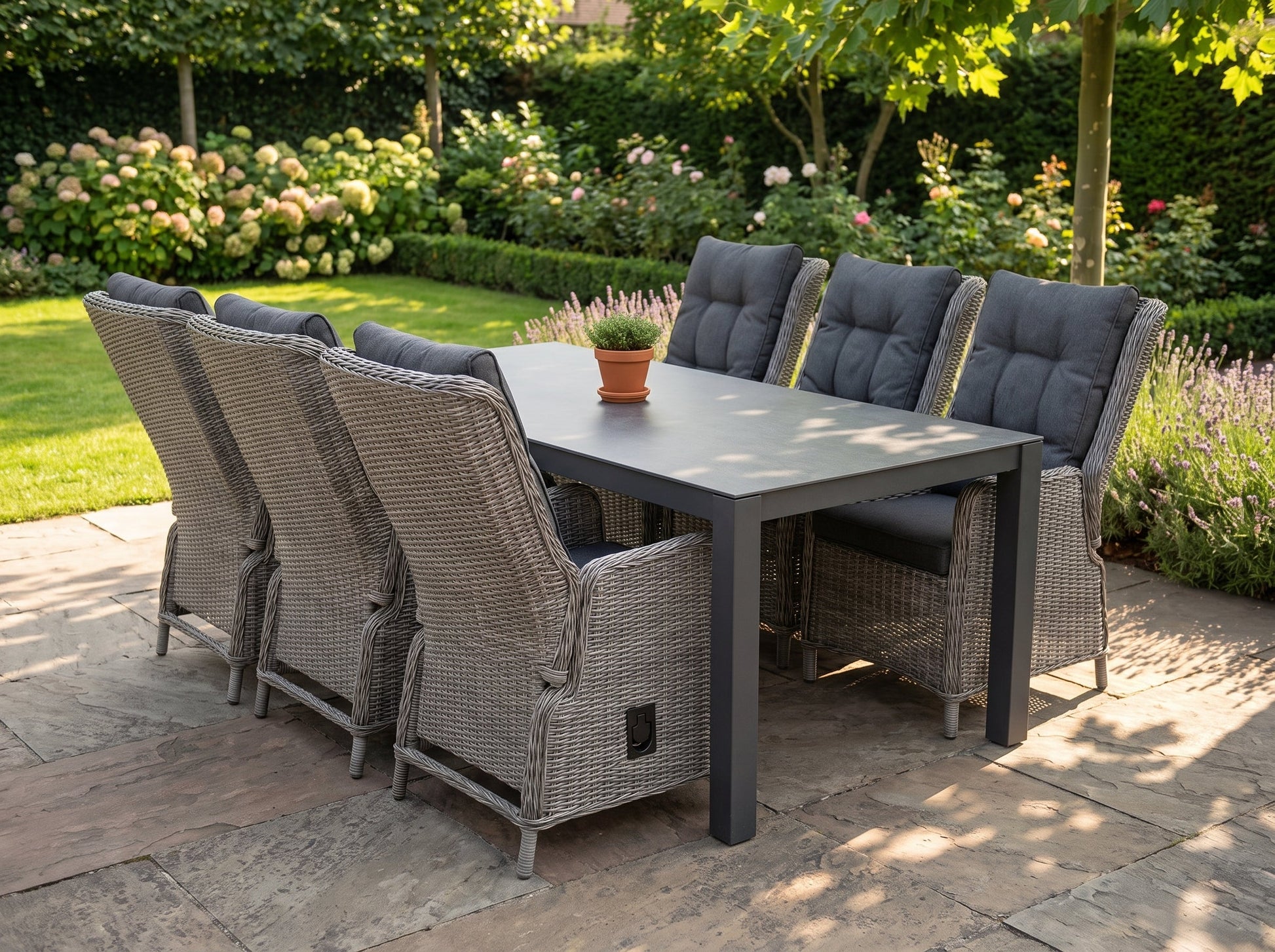 Veneto-Marling Verstelbare Tuinset 6 Personen - Keramisch blad / Natural Grey in een sfeervolle tuin - Outnest tuinmeubelen