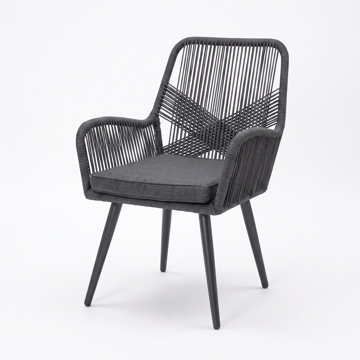 Villenova Tuinstoel | Dining - Anthracite in een sfeervolle tuin - Outnest tuinmeubelen