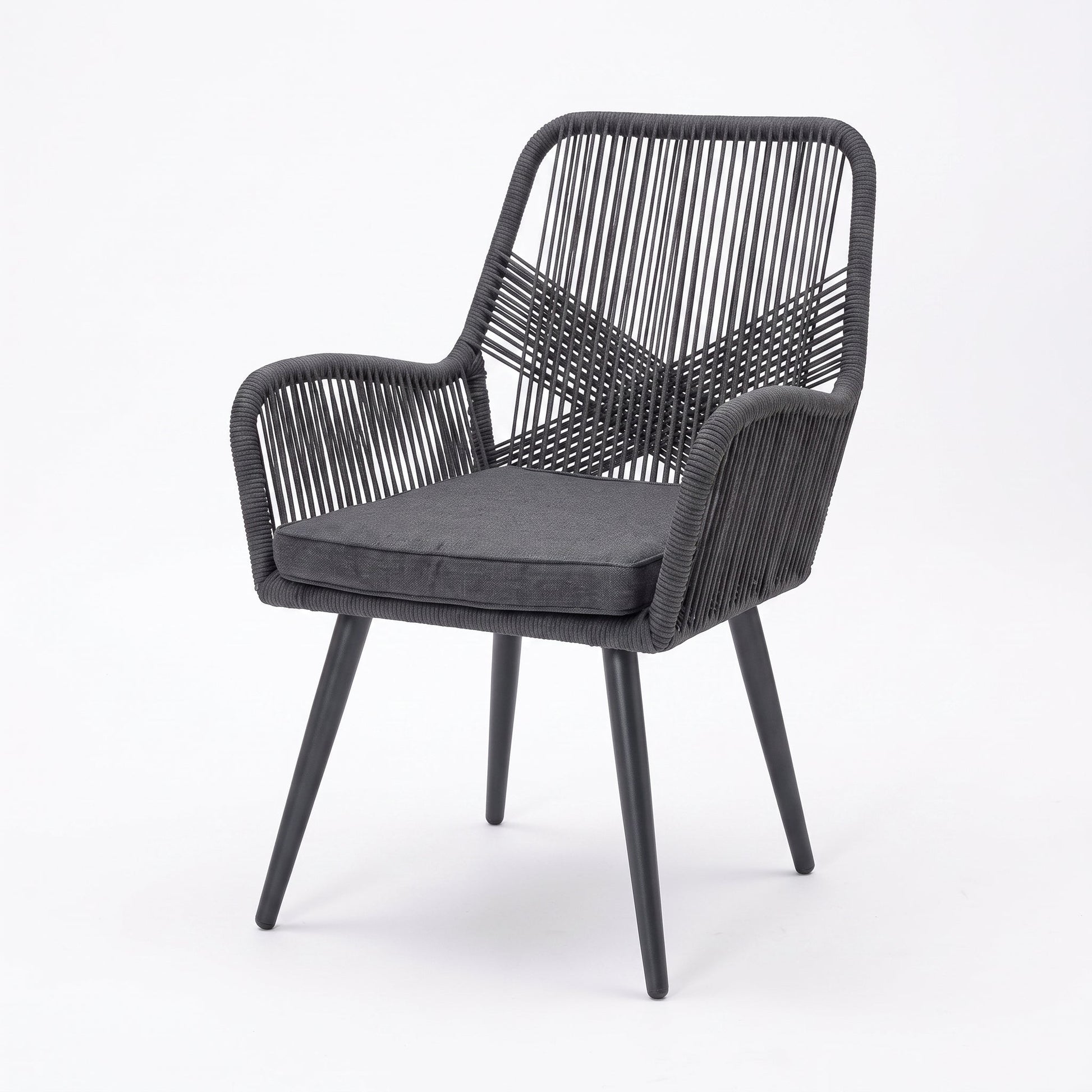 Villenova Tuinstoel | Dining - Anthracite in een sfeervolle tuin - Outnest tuinmeubelen