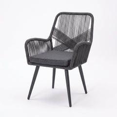 Villenova Tuinstoel | Dining - Anthracite in een sfeervolle tuin - Outnest tuinmeubelen
