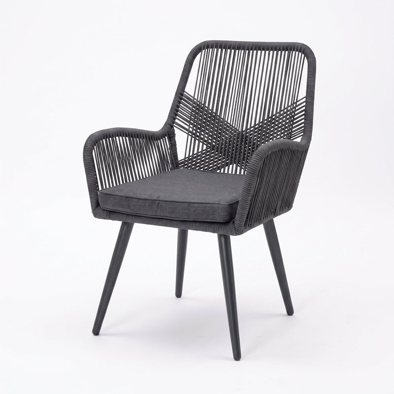 Villenova Tuinstoel | Dining - Anthracite in een sfeervolle tuin - Outnest tuinmeubelen