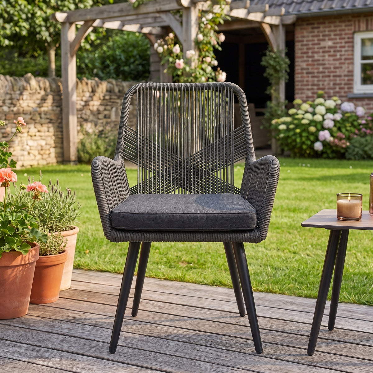 Villenova Tuinstoel | Dining - Anthracite in een sfeervolle tuin - Outnest tuinmeubelen