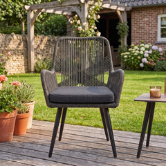 Villenova Tuinstoel | Dining - Anthracite in een sfeervolle tuin - Outnest tuinmeubelen