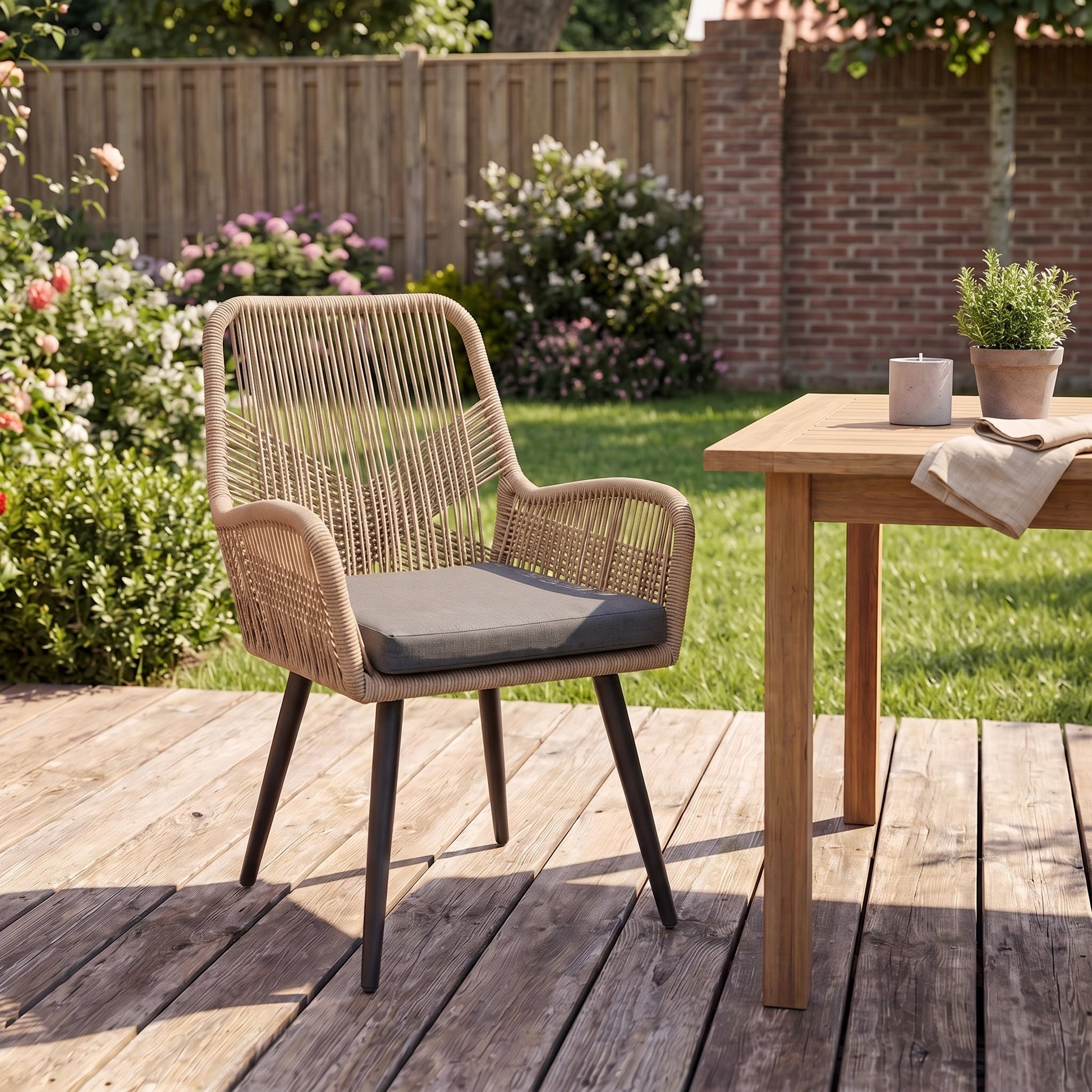 Villenova Tuinstoel | Dining - Faded Sand in een sfeervolle tuin - Outnest tuinmeubelen