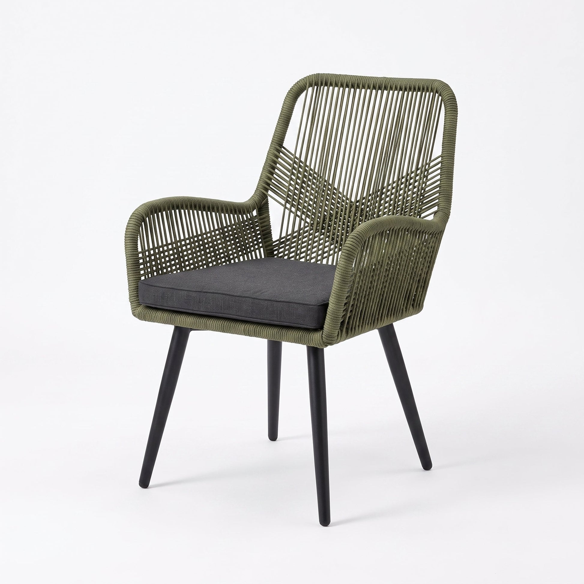 Villenova Tuinstoel | Dining - Olive Green in een sfeervolle tuin - Outnest tuinmeubelen