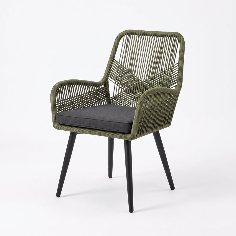 Villenova Tuinstoel | Dining - Olive Green in een sfeervolle tuin - Outnest tuinmeubelen