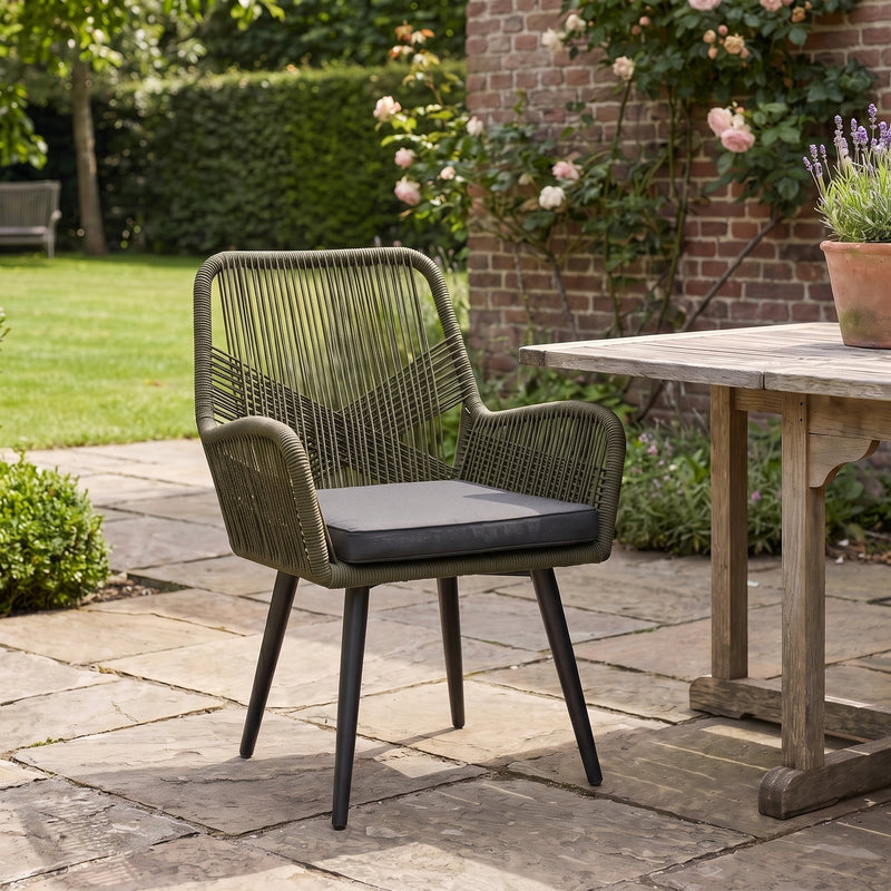 Villenova Tuinstoel | Dining - Olive Green in een sfeervolle tuin - Outnest tuinmeubelen