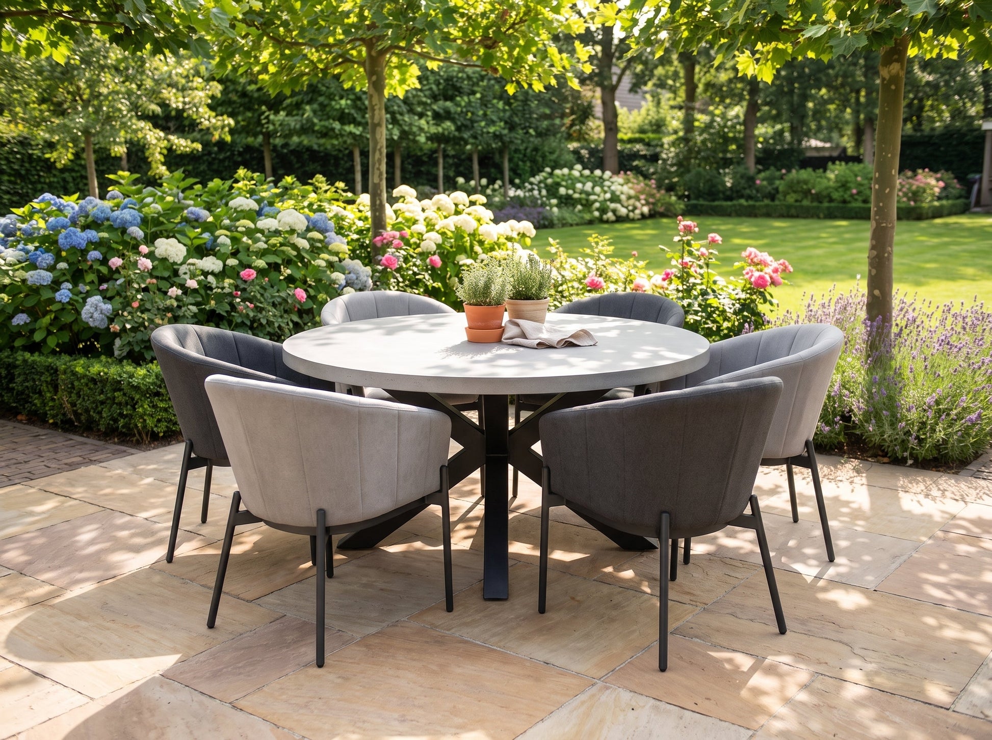 Voula-Biscayne Tuinset 6 Personen - Polystone / Anthracite / Beige in een sfeervolle tuin - Outnest tuinmeubelen