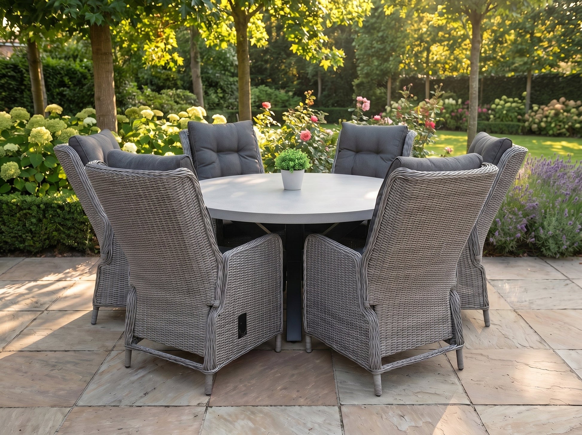 Voula-Marling Verstelbare Tuinset 6 Personen - Polystone / Natural Grey in een sfeervolle tuin - Outnest tuinmeubelen