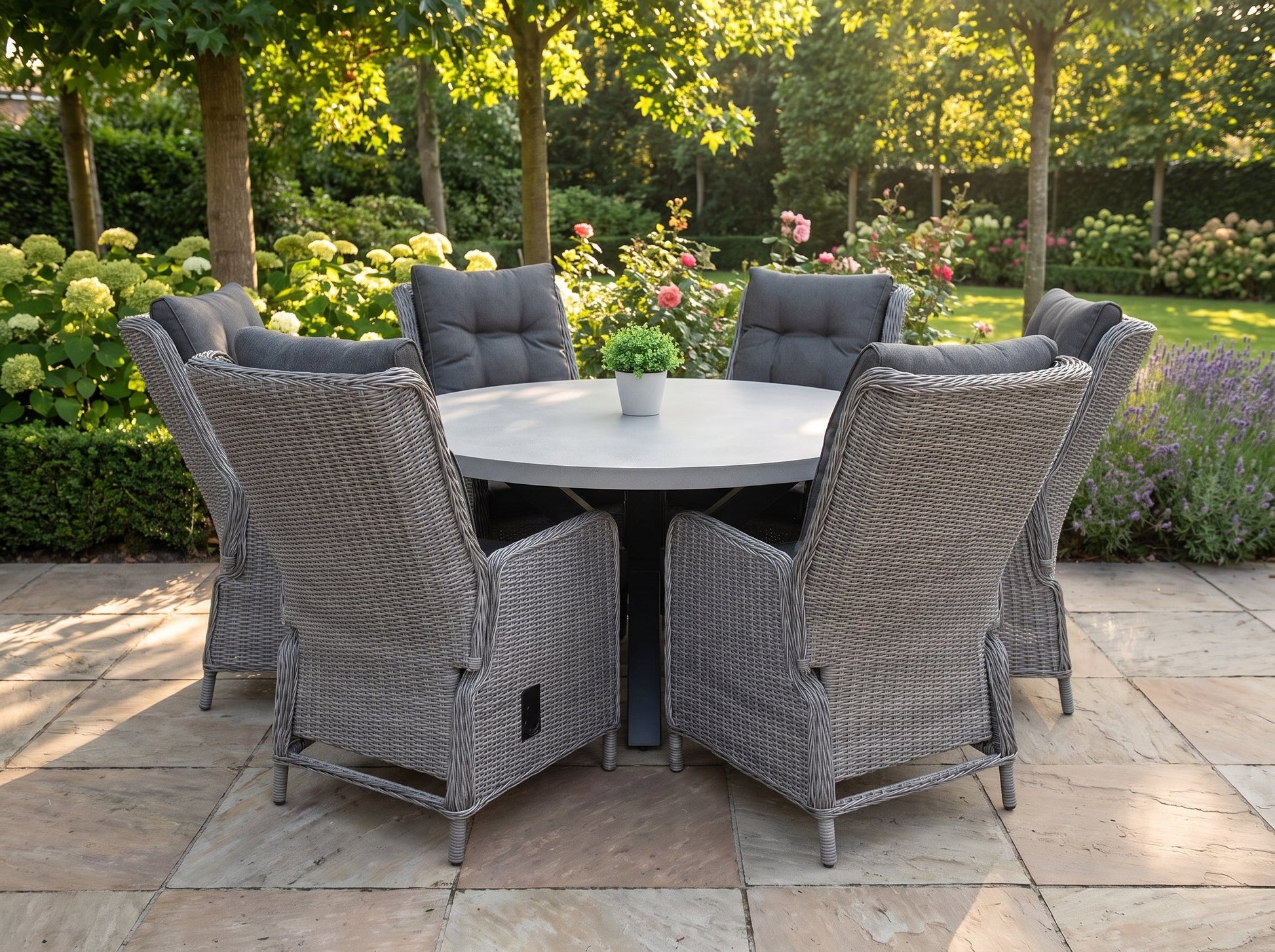Voula-Marling Verstelbare Tuinset 6 Personen - Polystone / Natural Grey in een sfeervolle tuin - Outnest tuinmeubelen