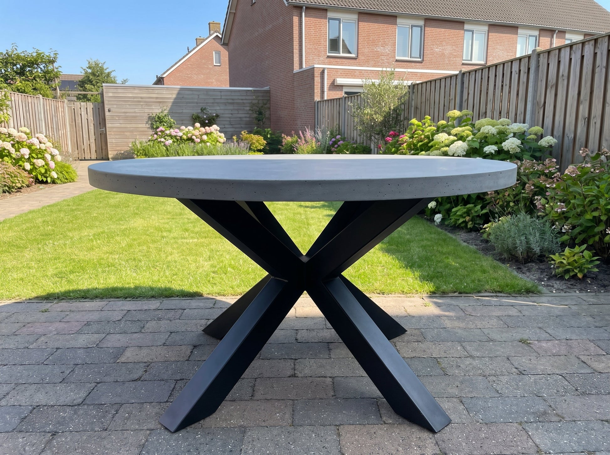 Voula Ronde Tuintafel 130 cm in een sfeervolle tuin - Outnest tuinmeubelen
