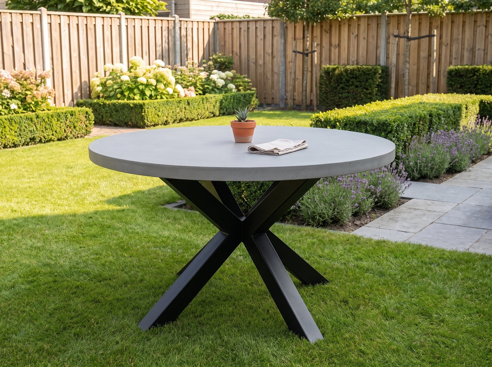 Voula Ronde Tuintafel 150 cm in een sfeervolle tuin - Outnest tuinmeubelen
