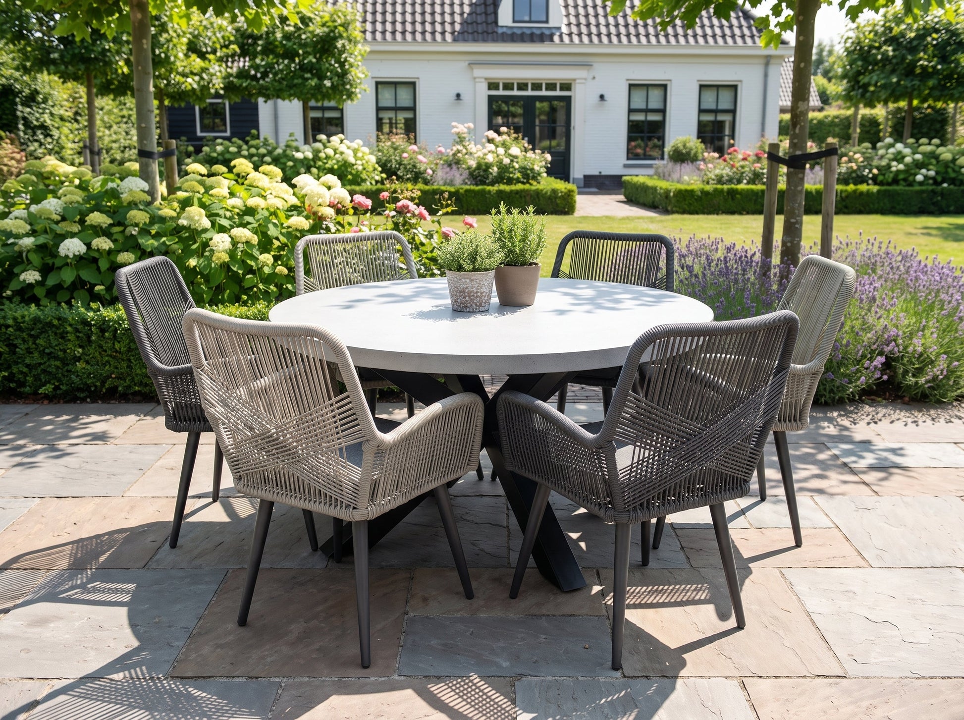 Voula-Villenova Tuinset 6 Personen - Polystone / Anthracite / Faded Sand / Olive Green in een sfeervolle tuin - Outnest