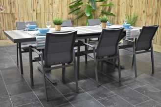 Bressano Uitschuifbare Aluminium Tafel met Keramischblad 200 / 260 met 6 Abriola Aluminium Dining Tuinstoelen Stapelbaar Dark Grey SHOWROOMMODEL