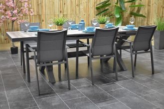 Arona Uitschuifbare Aluminium Tafel met Keramischblad 200 / 260 met 6 Abriola Aluminium Dining Tuinstoelen Stapelbaar Dark Grey SHOWROOMMODEL