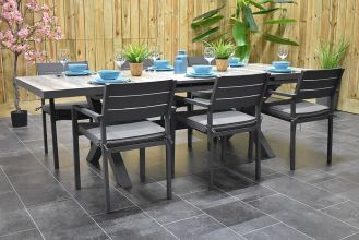 Arona Uitschuifbare Aluminium Tafel met Keramischblad 200 / 260 met 6 Bolton Aluminium Dining Tuinstoelen Stapelbaar Dark Grey SHOWROOMMODEL