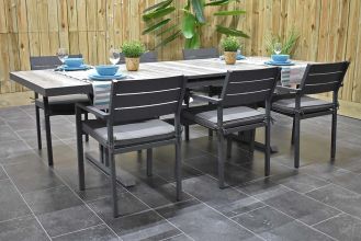 Bressano Uitschuifbare Aluminium Tafel met Keramischblad 200 / 260 met 6 Bolton Aluminium Dining Tuinstoelen Stapelbaar Dark Grey SHOWROOMMODEL