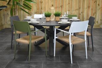 Firenze Ronde Tafel 150 Keramischblad Dark Grey met 6 Chester Aluminium Dining Tuinstoelen Stapelbaar Anthracite, White en Green WINTER AANBIEDING