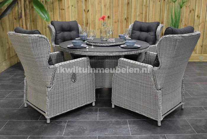 Clam Roos richting Rio Ronde Tafel 130 Spraystone met 4 Barcelona Verstelbare Dining  Tuinstoelen Light Kobo Grey